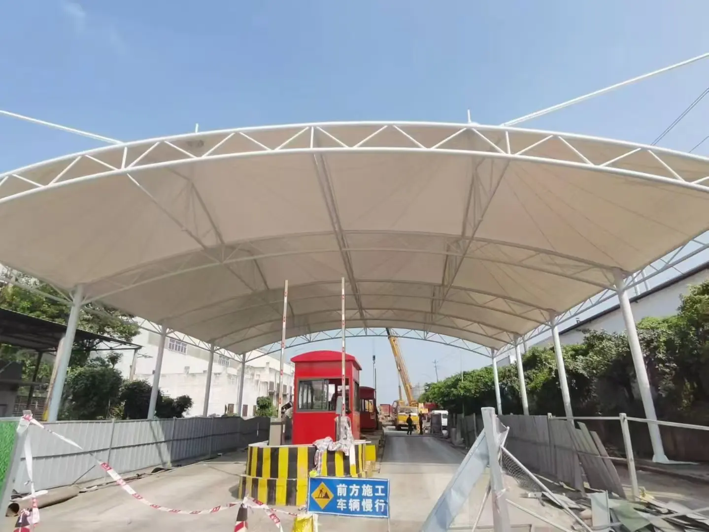 【贵州红花岗雨棚】怎么选择【源头工厂】:解决雨棚建造盲目选择的选型标准